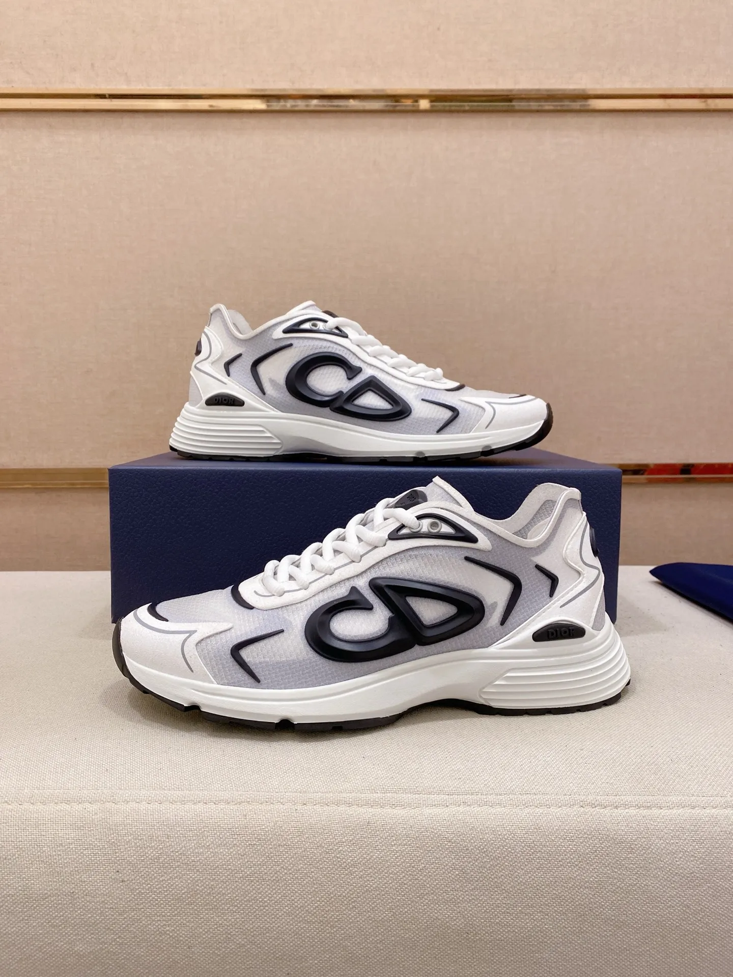 Ex-factory price: 480💰[Celebrate][Celebrate][Celebrate] Wang Junkai, the latest DIOR brand ambassador launched in 2022, brilliantly performs Dior's new B30 sneakers, using modern lines and technical fabrics to create a smart and casual style. The new sports shoes follow the trend of the retro market. The DadShoes-style tongue has the Dior logo. The B30 is made of fine-textured leather and mesh cloth. There are conspicuous letters CD on both sides of the shoe body to indicate identity. The original 1:1 replica of the top version is code number: 38-44. Can be customized45